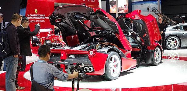 la-ferrari-e-apresentada-a-imprensa-durante-salao-de-xangai-2013-1403621444619_615x300